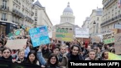 Климаттын өзгөрүшү менен күрөштү күчөтүүнү талап кылган акция. Париж, 2019-жылдын 15-марты.