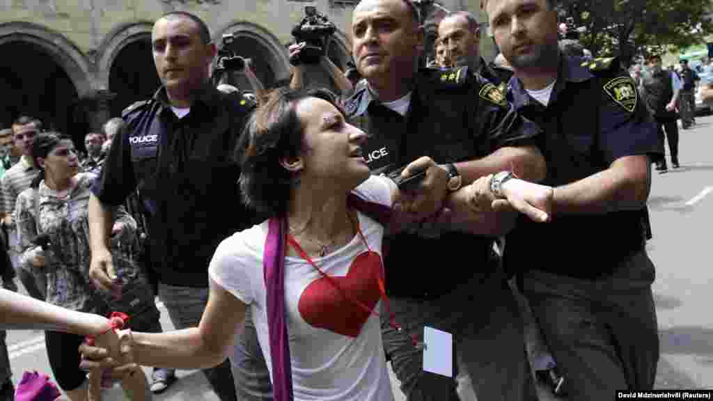 Poliția reține o participantă la parada pentru drepturile LGBT după confruntările cu creștinii ortodocși din capitala Georgiei, Tbilisi, pe 17 mai 2012. Zeci de activiști LGBT au manifestat pentru a marca Ziua Internațională împotriva Homofobiei și Transfobiei, dar au fost opriți de către membrii bisericii.