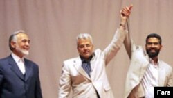 حسین صمصامی(راست)، سرپرست جدید وزارت امور اقتصاد و دارایی همراه با داوود دانش جعفری و پرویز داوودی، ماعون رییس جمهوری در مراسم معارفه (عکس: فارس)