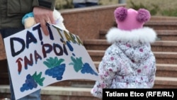 La protestul mamelor din faţa Parlamentului, 21 februarie 2015