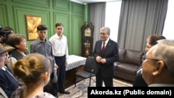 Қасым-Жомарт Тоқаев Үштөбе қаласындағы Кемел Тоқаев атындағы мектепте жұртпен кездесіп тұр. Жетісу облысы, 2024 жылдың желтоқсан айы.