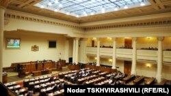 Депутатов от оппозиции возмутил этот странный, на их взгляд, порядок, устанавливаемый поправками к Избирательному кодексу: почему ретрансляция телеканалов должна быть прекращена с началом голосования?