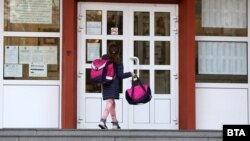 Учениците в 13-те области на България, където вече има с тестове и чиито родители са дали съгласие децата да бъдат тествани, могат да се върнат в клас от днес. В другите 15 области учениците продължват да учат онлайн