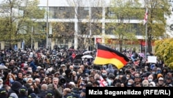 Demonstráció a bíróság épülete előtt Tbilisziben 2021. november 10-én