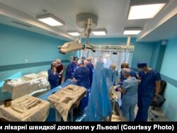 Операцію на серці дитини проводить група медиків