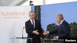 Presidenti finlandez Sauli Niinisto dhe Sekretari i Përgjithshëm i NATO-s, Jens Stoltenberg shtrëngojnë duart gjatë një konferencë për shtyp. 