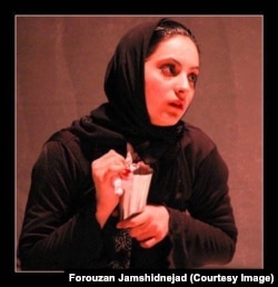 جشمیدنژاد در صحنه‌ای از نمایش «وقتی فرشته خواب سگ می‌بیند»