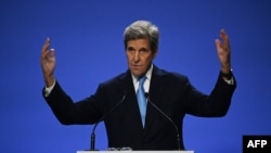 Джон Кери обявява постигнатото споразумение в Глазгоу.