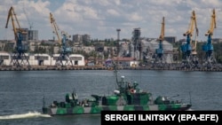 Корабель ВМС Росії на варті у вантажному морському порту Маріуполя, 12 червня 2022 року