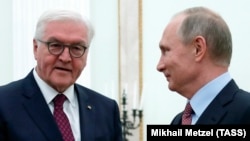 Франк-Вальтер Штайнмаєр (л) і Володимир Путін (п) під час зустрічі у Кремлі, Москва, 25 жовтня 2017 року