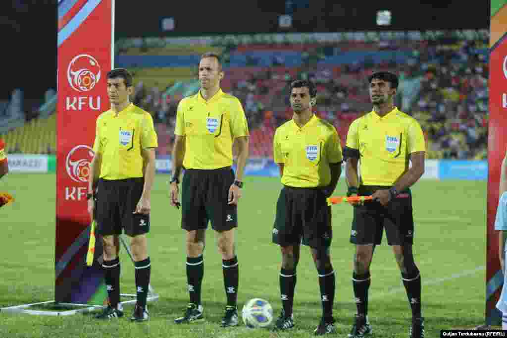 Бишкектин Дөлөн Өмүрзаков стадионундагы оюнга индиялык&nbsp;Руан Арумухан башкы калыстык кылды.