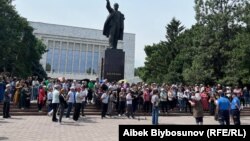 Көзөмөл-кассалык аппараттына (ККМ) каршы митингге чыккан соодагерлер. 13-июнь, 2022-жыл.