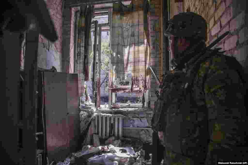 Украински војник ја држи својата позиција.