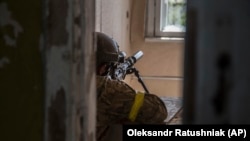 Украински војник на линијата на фронтот во Северодоњецк, 8 јуни 2022 година