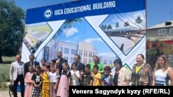 Университеттин жаңы имаратынын пайдубалын түптөө салтанатынын катышуучулары. 2022-жылдын 10-июну.