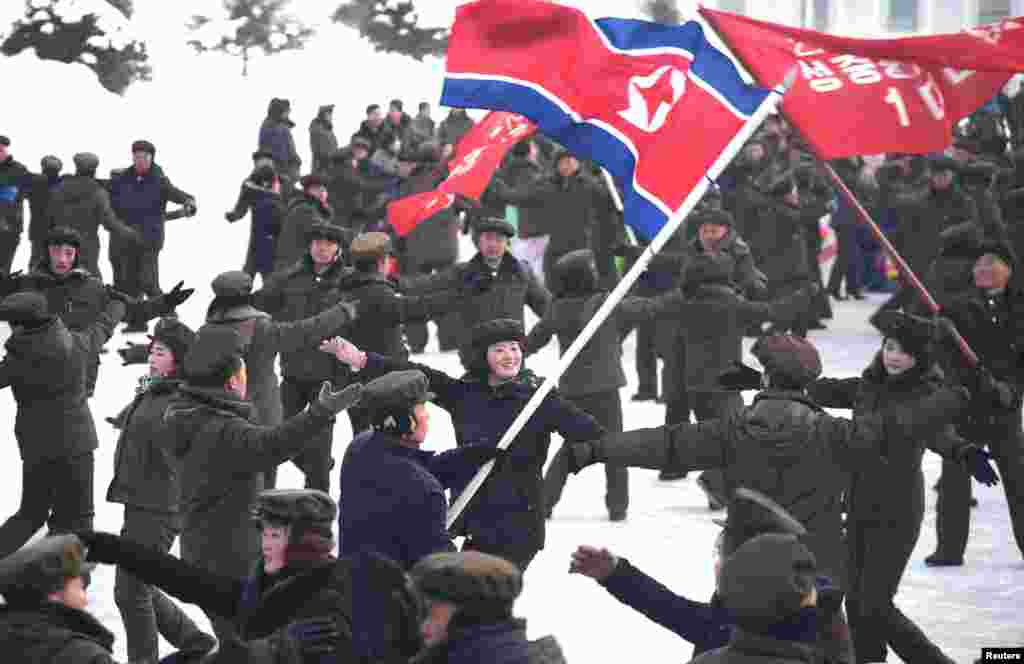 Церемонията не мина без танци. След като САЩ наложиха санкции на Северна Корея в опит да ограничат ядрената програма на Пхенян, строителството на града е било спирано няколко пъти заради липса на материали.&nbsp;