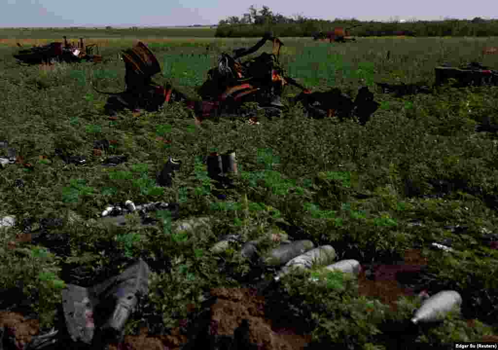 Uništeni ruski tenkovi i vozila na polju u Mikolajevskoj oblasti 12. juna. Zamenik šefa vojne obaveštajne službe Ukrajine Vadim Skibickij rekao je listu Gardijan&nbsp;(The Guardian) da zemlja gubi artiljerijsku bitku s Rusijom na prvim linijama fronta i to zbog nedostatka artiljerijskih granata. On je dodao i da je Ukrajina ispaljivala 5.000 do 6.000 artiljerijskih projektila dnevno i da je &quot;skoro potrošila svu njihovu municiju&quot;. &nbsp;