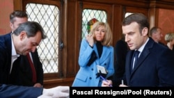  Франциянын президенти Эммануэль Макрондун парламенттик шайлоодо добуш берип жаткан учуру. 12-июнь, 2022-жыл.