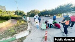 تصویری از مضروب شدن رضا مرادخانی در پی شلیک مامور گشت ارشاد؛ منتشر شده در وب‌سایت شرق