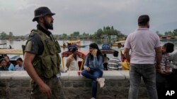 عکس آرشیوی که گشت‌زنی یک نیروی پلیس ویژه هند در شهر سرینگر در جامو و کشمیر را نشان می‌دهد