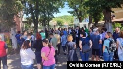 Zeci de părinți și-au așteptat cu nerăbdare copiii în fața școlilor.