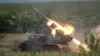 უკრაინელი სამხედროები ისვრიან BM-21 Grad-ის სარაკეტო სისტემიდან ქალაქ ბახმუტის სიახლოვეს. 2022 წლის 12 ივნისი
