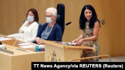 امینه کاکه‌باوه در یکی از نشست‌های پارلمان سوئد در مورد تشکیل کابینه