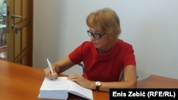 Vasiljeva potpisuje primjerak rječnika, 14. lipnja 2022.