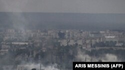 Sűrű füst gomolyog a hevesen ostromlott Szeverodonyeck felett