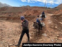 Будалыкта суу ташыган жеткинчектер.