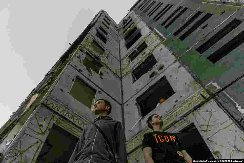 Senyk shtoi se projekti ka qenë emocionues edhe për të. &quot;Duke ditur se këta studentë kanë pësuar kaq shumë humbje personale dhe fizike -- ata janë heronj&quot;.