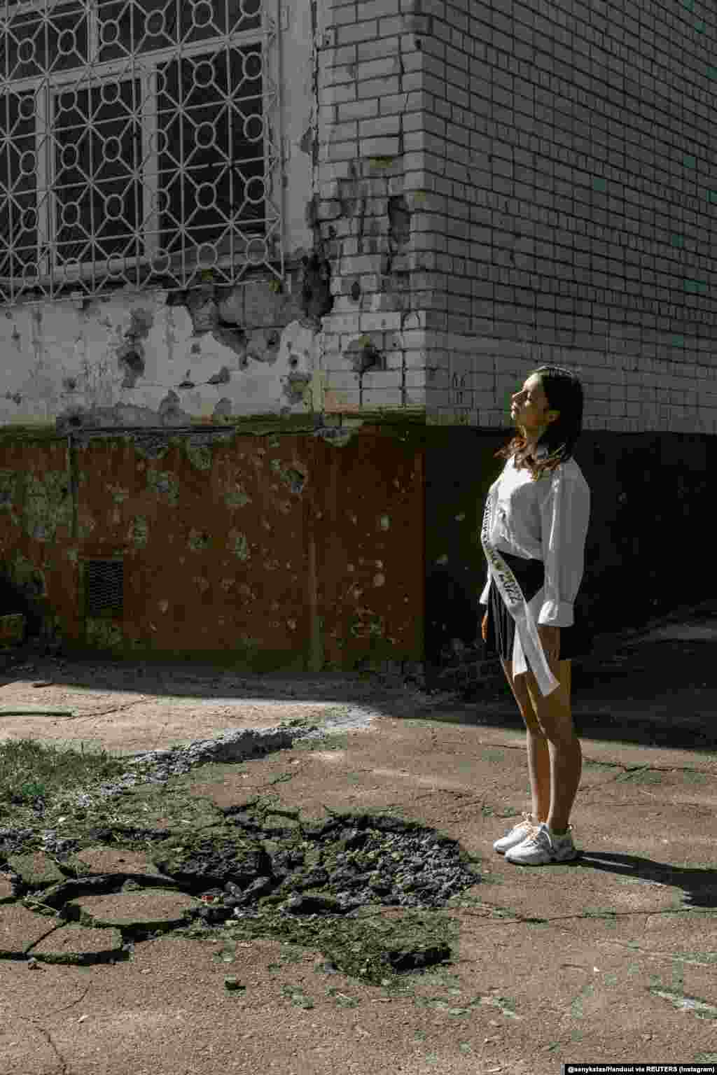 Сеник, фотограф за свадби и портрети, го смени својот фокус кога Русија ја нападна Украина. &bdquo;Сакав да работам на проекти кои ќе ѝ помогнат на мојата земја&ldquo;. Тој се надева дека неговите фотографии ќе соберат средства за украинската армија преку онлајн аукции и исто така ќе го потсетуваат светот низ што поминува земјата.