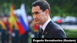 Сердар Бердымухамедов возлагает цветы к памятнику Неизвестному солдату в Москве. 10 июня 2022 г. Москва Россия.