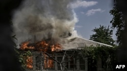 Egy kigyulladt ház az orosz csapatok tüzérségi támadása után Liszicsanszkban, 2022. június 11-én