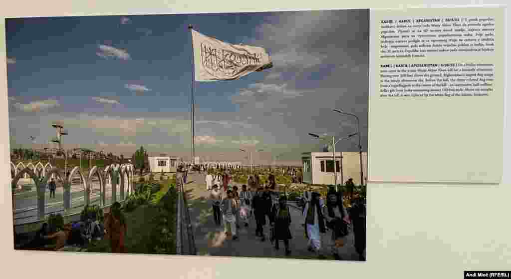 U petak popodne, muškarci dolaze na sveto brdo Wazir Akbar Khan da provedu ugodno popodne. Vijoreći se na 60 metara iznad zemlje, najveća zastava Afganistana puca na vjetrovitom popodnevnom nebu. Prije pada, trobojna zastava podigla se sa ogromnog stupa za zastavu u središtu brda - impresivan, pola miliona dolara vrijedan poklon iz Indije, širok oko 30 metara. Otprilike šest mjeseci nakon pada zamijenjena je bijelom zastavom Islamskih Emirata. (20.5.2022. Kabul, Afganistan) &nbsp;