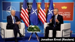 Кошмо Штаттардын президенти Жо Байден менен НАТОнун баш катчысы Йенс Столтенберг. Мадрид. 29-июнь, 2022-жыл.