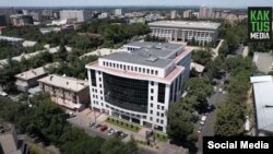 “Кумтөр Голд Компани” ишканасынын жаңы кеңсеси. Kaktus.media басылмасынын видеосунан алынган сүрөт.