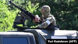 Российский военнослужащий патрулирует под городом Счастье Луганской области, 11 июня 2022 года. Иллюстрационное фото