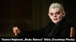 Pentru rolul Mefisto din producția Faust, de Silviu Purcărete a Teatrului Național „Radu Stanca“ din Sibiu, Ofelia Popii a primit premiul UNITER pentru cea mai bună interpretare feminină într-un rol principal. De 15 ani, spectacolul se joacă în România și în lume cu casa închisă.