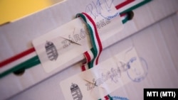 Szavazatokat tartalmazó urnák az időközi országgyűlési képviselő-választáson 2020. október 15-én