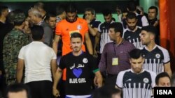 وریا غفوری در شهریور ۹۸ با لباس «دختر آبی» وارد استادیوم شد