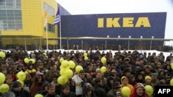 IKEA, която се радваше на хиляди клиенти при откриването на магазините си, затвори изцяло бизнеса си в Русия заради войната