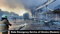 Vatrogasci gase požar nakon napada na tržni centar u Kremenčuku, 27. juni 2022.