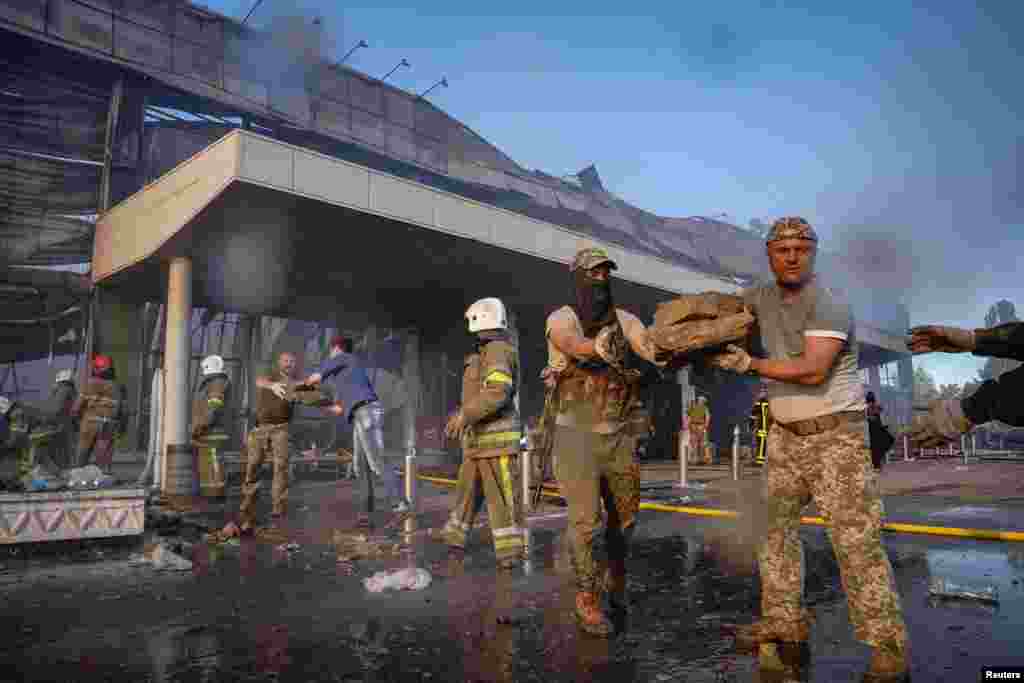 Kedd reggelig tizennyolc halottról és legalább ötven sebesültről számoltak be a híradások