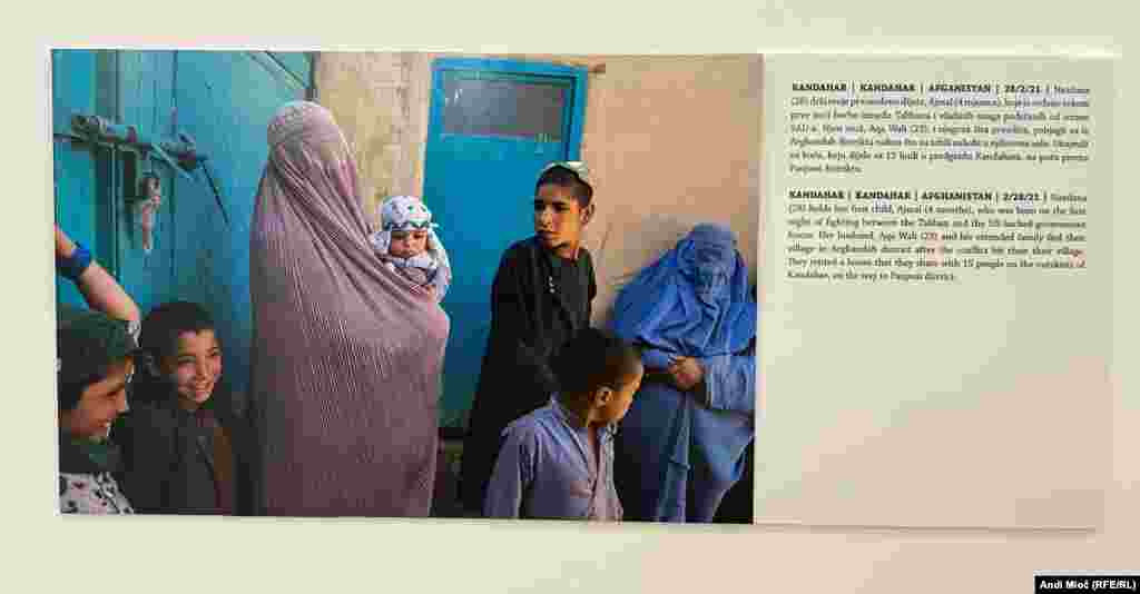 Autorica je viši TED saradnik i redovni saradnik New York Timesa. 2022. godine je kao dio tima New York Timesa osvojila nagradu Hal Boyle za &ldquo;Kolaps Afganistana&rdquo;. &quot;Prošlog ljeta svi smo s nevjericom gledali kako je 20 godina napretka na polju slobode izražavanja, prava žena i obrazovanju izbrisano samo u 20 dana, nakon što je zemlja brzo pala u ruke talibanima. Danas je sve to zamijenjeno dodatnim ograničenjima, strahom i neizvjesnošću u Afganistanu, zemlji s otvorenim ranama, koja se bori da ih zacijeli&quot;, rekla je autorica fotografija.&nbsp; Na fotografiji: Nazdana (28) drži svoje prvorođeno dijete Ajmal (4 mjeseca) koje je rođeno tokom prve noći borbi između talibana i vladinih snaga podržanih od strane SAD-a. Njen muž, Aqa Wali (23) i njegova šira porodica, pobjegli su iz Arghandab distrikta nakon što su izbili sukobi u njihovom selu. Unajmili su kuću, koju dijele s 15 ljudi u predgrađu Kandahara, na putu prema Panjwai distriktu. (