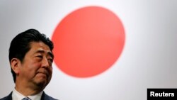Šinzo Abe, ubijeni bivši premijer Japana ispred japanske zastave tokom godišnje konferencije njegove Liberalno-demokratske partije u Tokiju, 5. mart 2017.
