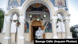 
Preoti si voluntari echipati in combinezoane si cu masti de protectie efectueaza o parte din slujba de Denii din Vinerea Mare fara credinciosi, la biserica Sfantul Pantelimon din Bucuresti, vineri 17 aprilie 2020.