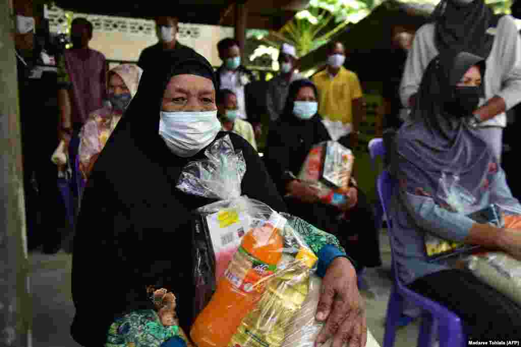Kjo grua në Narathiwat të Malajzisë është furnizuar me artikuj të ndryshëm para nisjes së Ramazanit. Besimtarët myslimanë, për 30 ditë nuk konsumojë ushqim nga agimi deri në perëndim të diellit. Agjërimi është një nga pesë shtyllat e fesë Islame.&nbsp; 