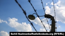 Польшадагы концлагердин айланасындагы зым тор. Иллюстрациялык сүрөт.