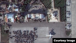 Grupisanje vojnih kamiona, oklopnih transportera i osoblja 15. decembra na pisti u zračnoj bazi Hmeimim. U blizini je bio parkiran i transportni avion Il-76, a u bazi se vidjelo i nekoliko dodatnih transportnih aviona. Izvor: satelitska slika ©2024 Maxar Technologies